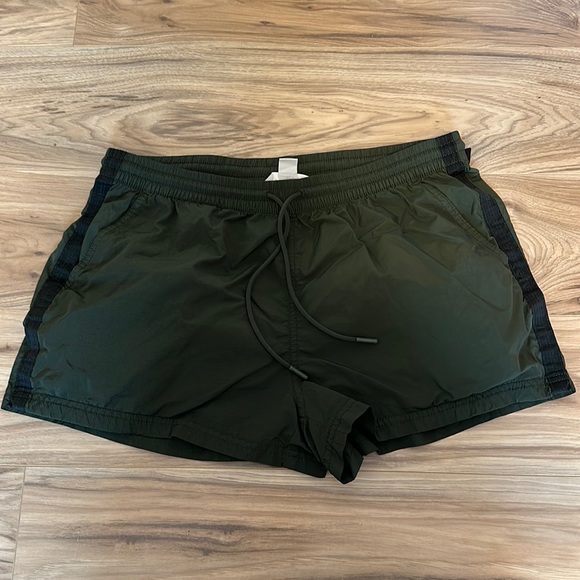 Athleta Expedition Shorts - Picture 1 of 4